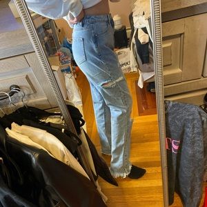 Hi rise boyfriend jean with slit in leg